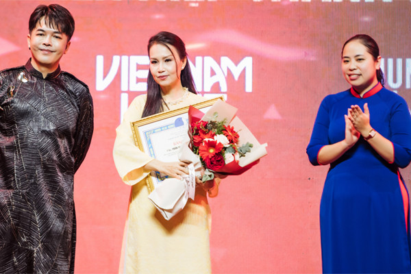 Cẩm Ly bất ngờ nhận tin vui ở tuổi trung niên - Ảnh 2.