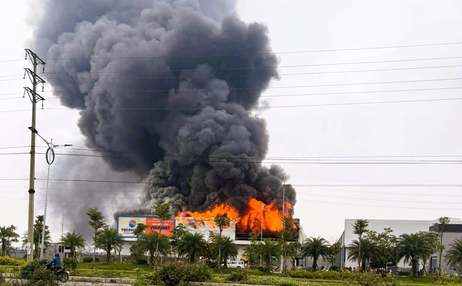 Cháy lớn tại cụm công nghiệp ở Ninh Bình, cột khói bốc cao hàng chục mét插图1 Cháy lớn tại cụm công nghiệp ở Ninh Bình, cội khói bốc cao hàng chục mét - Ảnh 2.