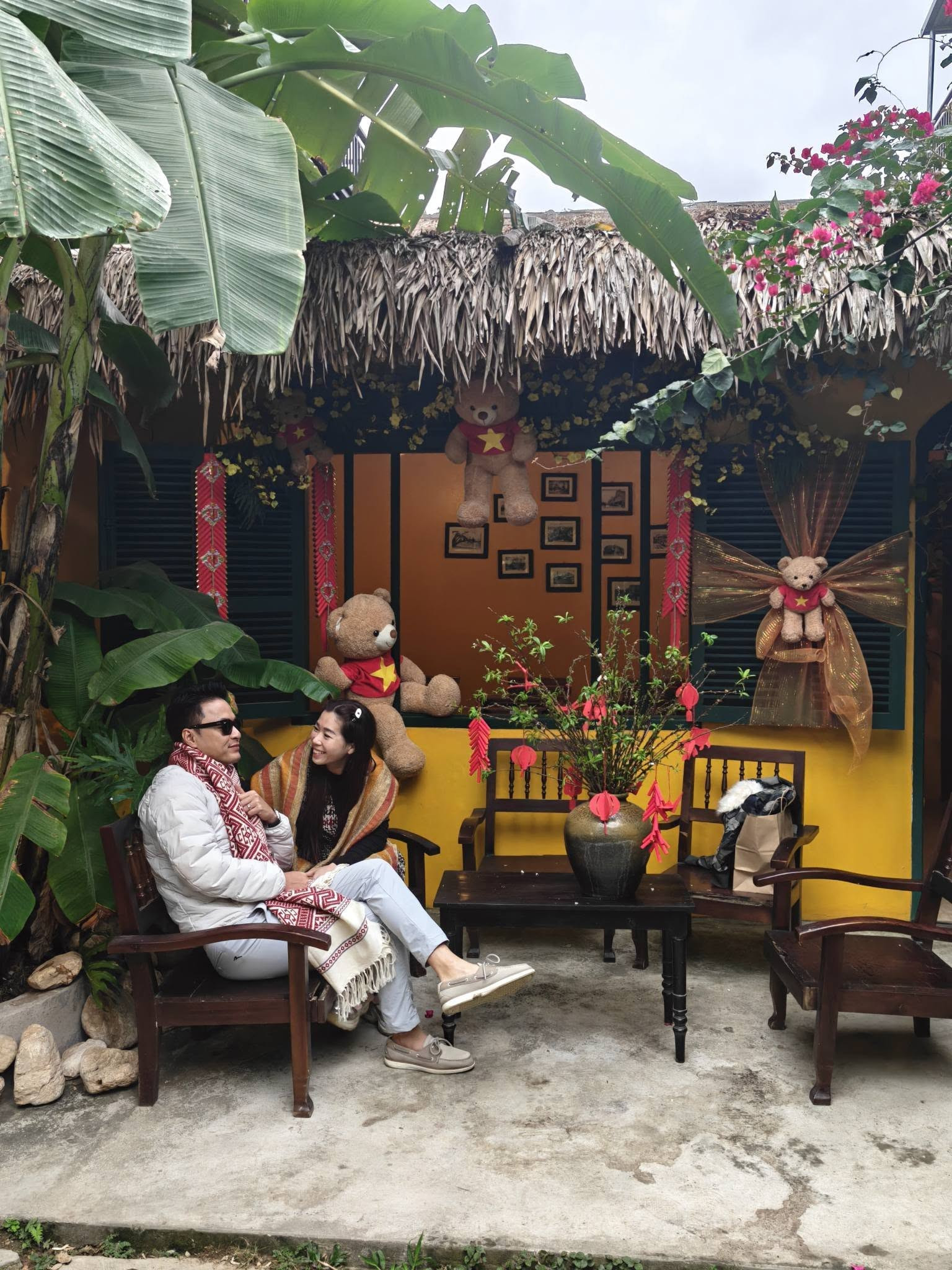 Hồng Đăng gây chú ý ngày cận Tết , khoảnh khắc tình cảm bên bà xã - Ảnh 2.