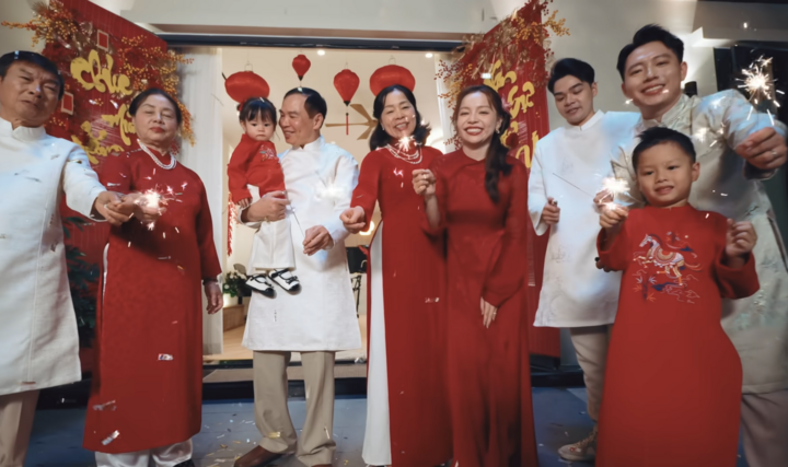 Trinh Phạm chia sẻ loạt kinh nghiệm giúp nàng dâu mới ứng xử tinh tế, giữ không khí Tết ấm áp, vui vẻ. (Ảnh: Trinh Phạm Family)