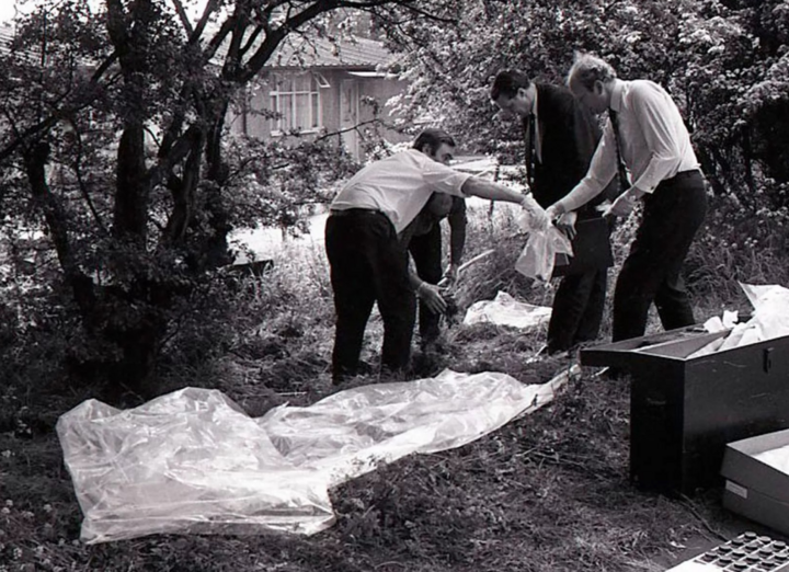 Cảnh sát khám nghiệm hiện trường nơi xác Barbara Forrest được tìm thấy. (Nguồn: Birmingham Mail)