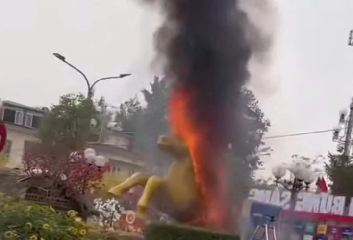 Hình ảnh linh vật ngựa bốc cháy nghi ngút ở Thái Nguyên. (Ảnh: Mạng xã hội)