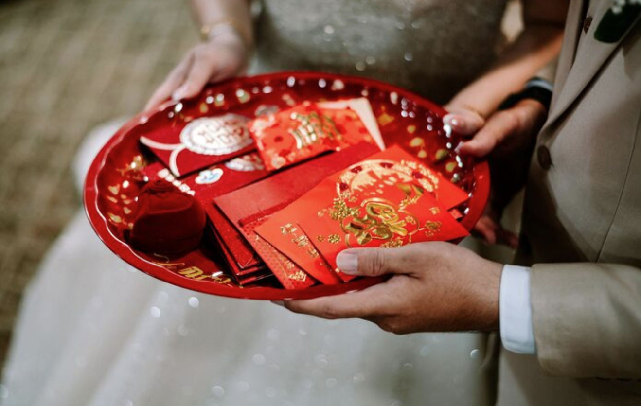 Mang hồi môn dày cộp lên xe hoa, cô dâu bật khóc tố nhà chồng 'ki bo' - Ảnh 2.