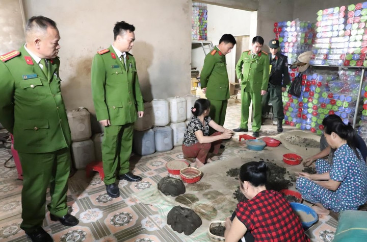 Lực lượng chức năng bắt quả tang khi cơ sở đang sản xuất thuốc Đông y không đảm bảo chất lượng. (Ảnh: Công an Hà Tĩnh)