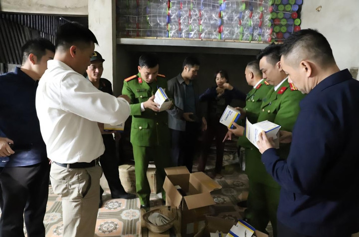 Cơ quan điều tra kiểm và thu giữ tang vật. (Ảnh: Công an Hà Tĩnh)