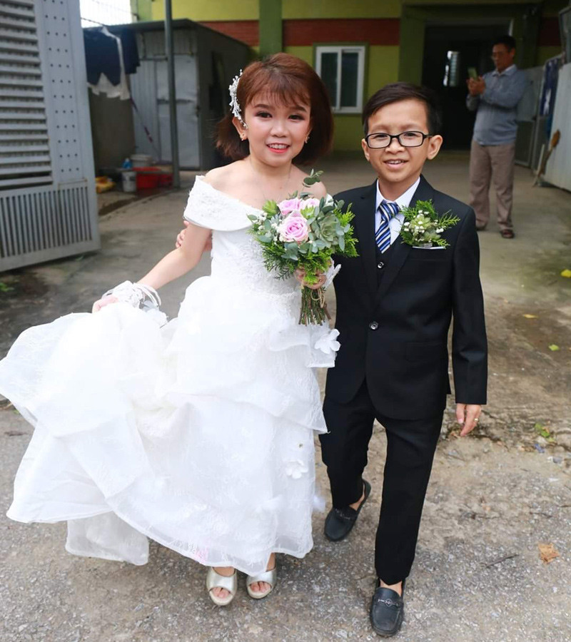 Thầy giáo Nghệ An cưới vợ 1m19, đám cưới 500 người đến dự, giờ ra sao?插图1 anh 2.jpg