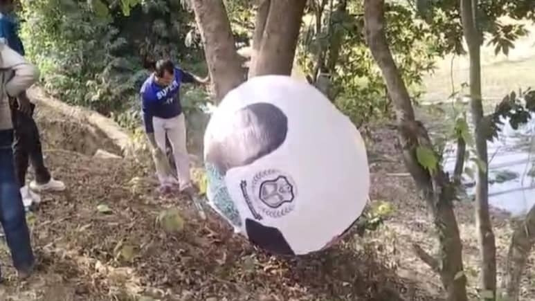 Vật thể lạ rơi trên cánh đồng khiến người dân hoảng sợ - Ảnh 1.