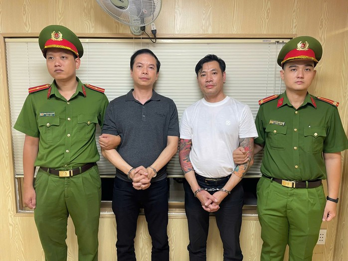 Bắt khẩn cấp hai người đuổi đánh khách taxi ở giao lộ TPHCM插图 Bắt khẩn cấp hai người đuổi đánh khách taxi ở giao lộ TPHCM插图