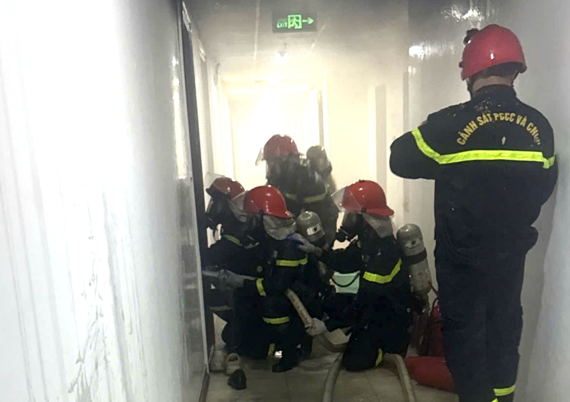 CLIP: Cháy chung cư P.H Nha Trang, 2 người tử vong插图 Cháy chung cư ở Nha Trang , 2 người tử vong trong vụ hỏa hoạn nghiêm trọng - Ảnh 2.