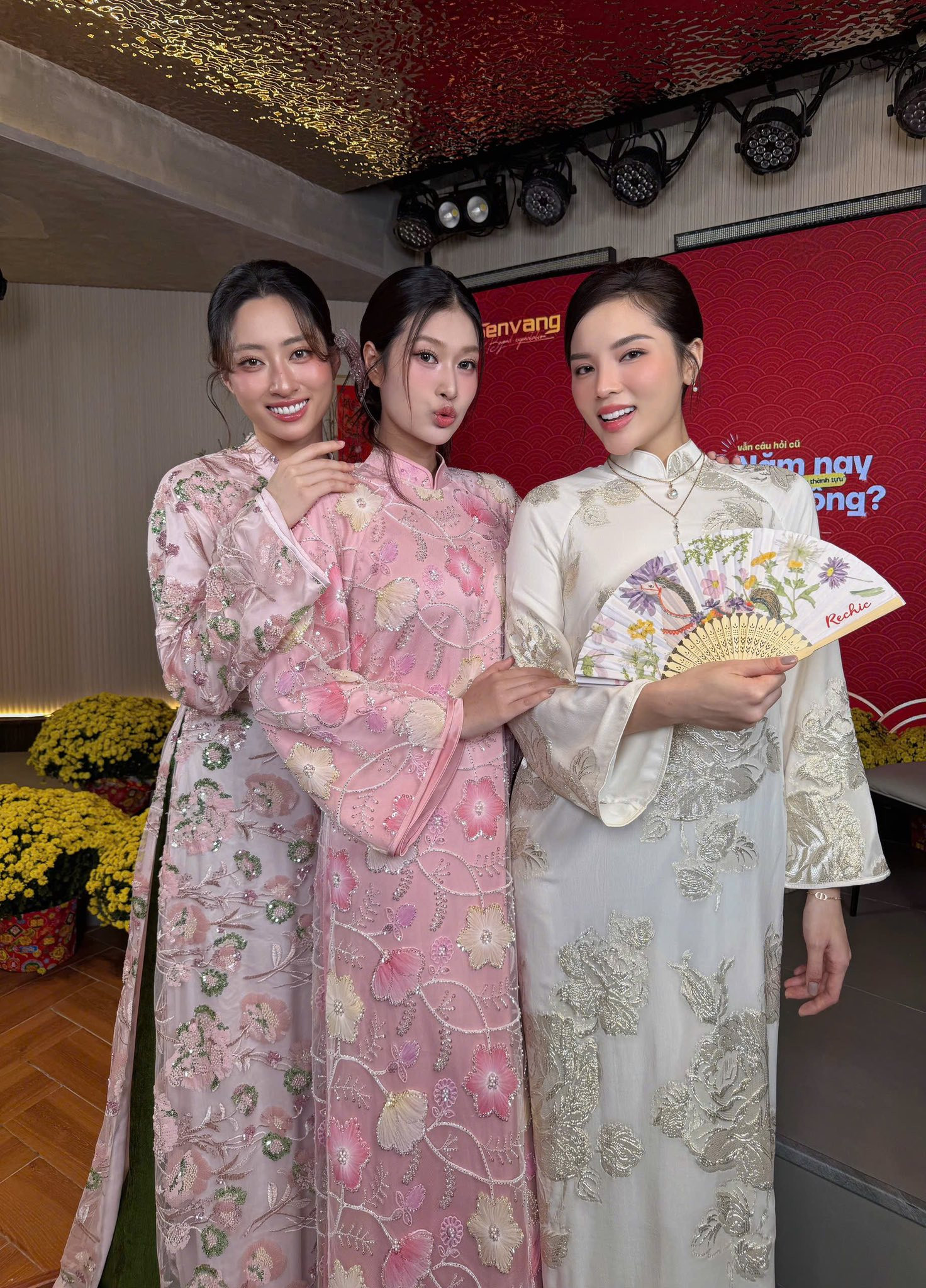 Lương thùy Linh và Kỳ Duyên xúng xính áo dài: Khoảnh khắc đẹp trong dịp cuối năm - Ảnh 5.