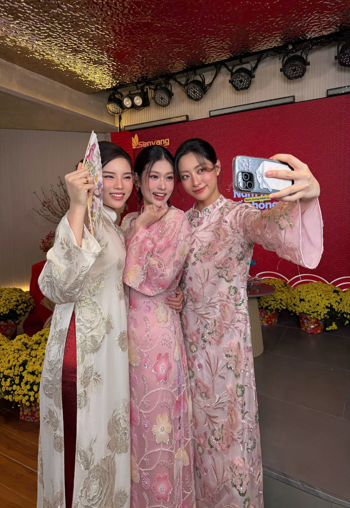 Lương thùy Linh và Kỳ Duyên xúng xính áo dài: Khoảnh khắc đẹp trong dịp cuối năm - Ảnh 4.