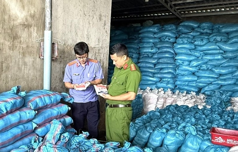 Toàn cảnh khám xét công ty sản xuất hơn 1.700 tấn muối i-ốt giả插图3 Toàn cảnh khám xét công ty sản xuất hơn 1.700 tấn muối i-ốt giả插图3