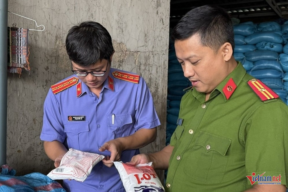 Toàn cảnh khám xét công ty sản xuất hơn 1.700 tấn muối i-ốt giả插图1 W-z7527263537554_4126a0bf6b47c22e5d3f2293944ca5f0.jpg