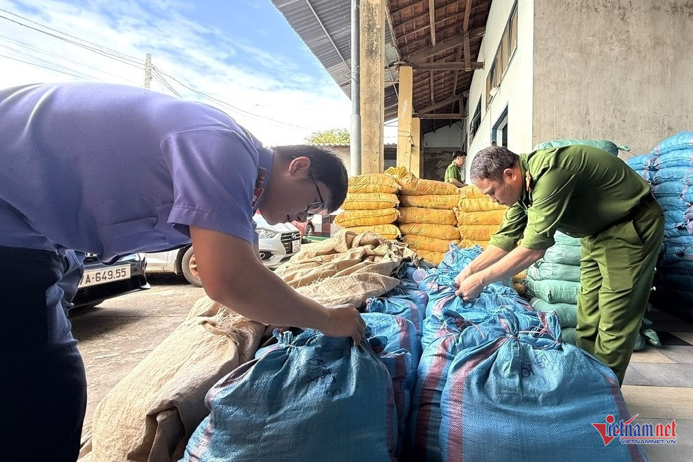 Toàn cảnh khám xét công ty sản xuất hơn 1.700 tấn muối i-ốt giả插图 W-z7527263537553_0f225c73bde597c03dd6fa476575b6c9.jpg