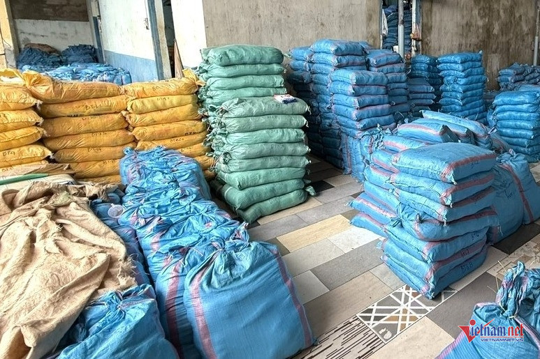 Toàn cảnh khám xét công ty sản xuất hơn 1.700 tấn muối i-ốt giả插图2 W-z7527263537245_c1f3eea634cadef18385d07dce4d5922.jpg