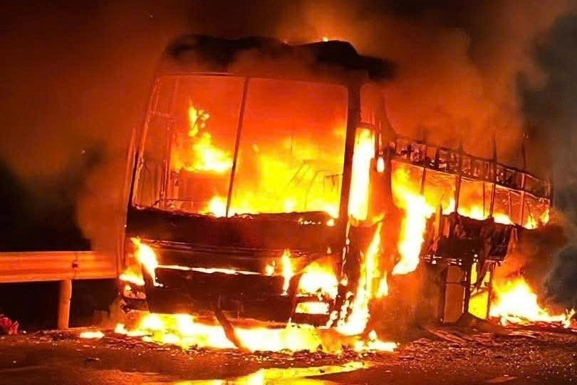 Xe khách chở 34 người cháy ngùn ngụt trên quốc lộ, kèm nhiều tiếng nổ lớn插图 z7526657774327_ffccf5a675f48733f3aed299cfd0f458.jpg