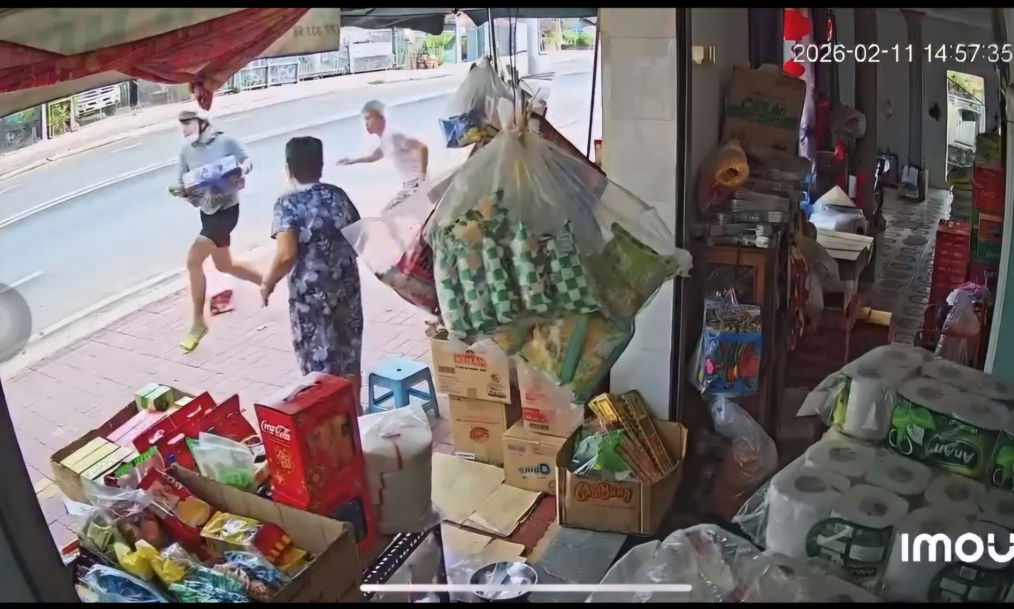 2 Thanh niên cướp thùng bia trước sự giằng co quyết liệt của cụ ông - Ảnh 1.