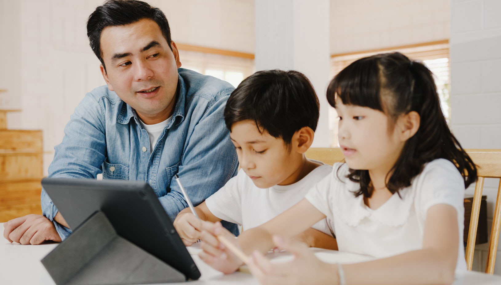 3 điều mẹ làm không tốt bằng bố trong quá trình nuôi dạy con - Ảnh 2.