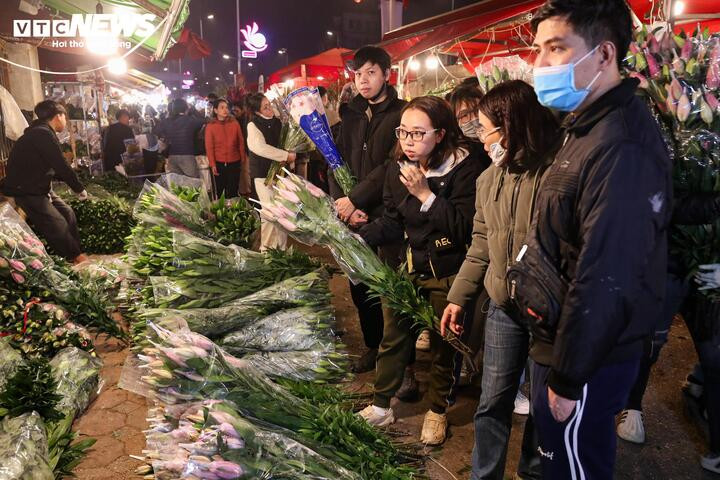 Biển người đi sắm Tết, chợ hoa lớn nhất miền Bắc tấp nập suốt đêm - 11
