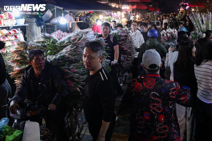 Các xe chở hàng của tiểu thương liên tục ra vào chợ, chất đầy hoa và cây cảnh.