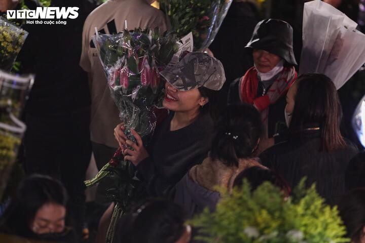 Biển người đi sắm Tết, chợ hoa lớn nhất miền Bắc tấp nập suốt đêm - 18