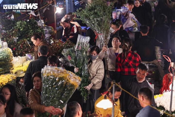 Các tiểu thương cho biết, giá nhiều loại hoa dịp này đã tăng nhưng vẫn ở mức phù hợp. Tuy nhiên, do chợ quá đông nên khách hàng khó lựa chọn được kỹ lưỡng như ngày thường.