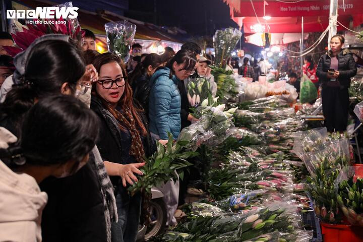 Biển người đi sắm Tết, chợ hoa lớn nhất miền Bắc tấp nập suốt đêm - 10