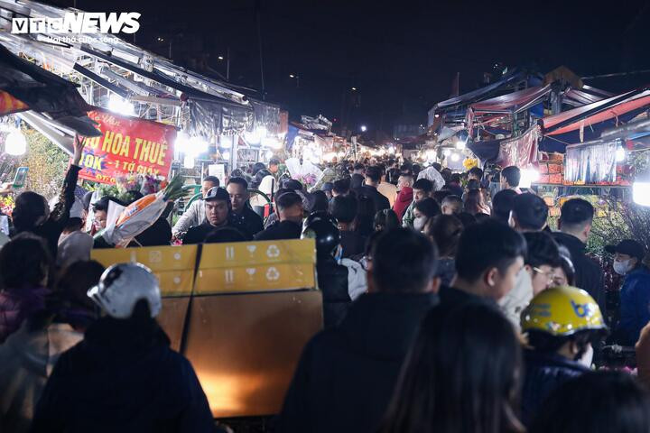 Càng về sáng, hoạt động giao thương tại chợ hoa Quảng An càng sôi động, nhộn nhịp.