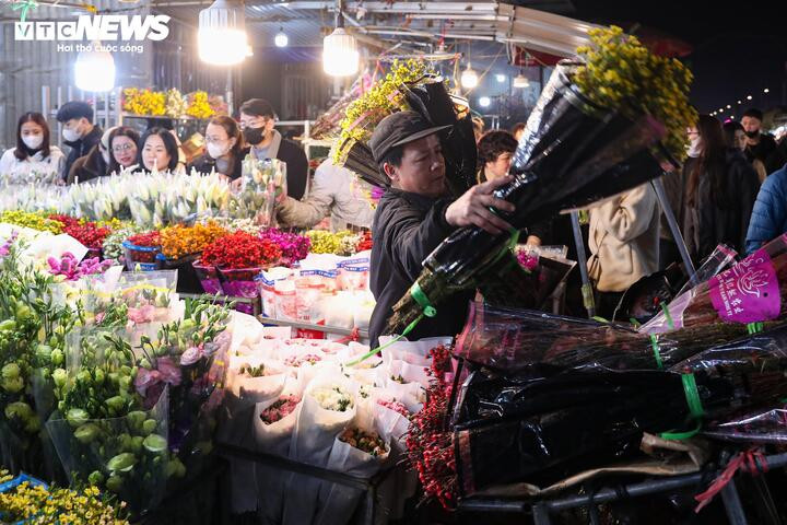 Tuyết mai ngày thường ngày có giá 70.000 - 90.000 đồng/bó, song dịp cận Tết cũng đã tăng lên 150.000 - 200.000 đồng/bó. Hoa mộc lan cao ngang đầu người, dáng đẹp, nụ đều được chào bán từ 1,7 - 2 triệu đồng/cành. Những cành, cây thế đẹp có giá lên tới vài triệu đồng. Trong khi đó, một số mặt hàng như hoa hồng, hoa cúc ghi nhận mức tăng nhẹ hơn.