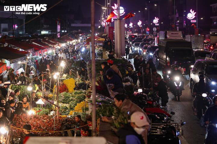 Lượng phương tiện tăng đột biến khiến giao thông khu vực trong và xung quanh chợ hoa nhiều lúc rơi vào tình trạng ùn ứ, di chuyển khó khăn kéo dài.