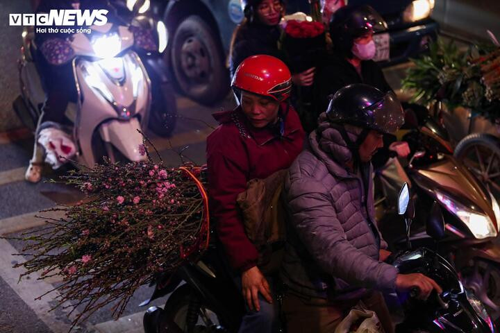 Giá hóa đào năm nay nhìn chung không tăng quá mạnh, thậm chí có thời điểm rẻ hơn năm ngoái. Tại chợ, các cành đào nhỏ dùng cắm ban thờ được bán phổ biến khoảng 100.000 - 120.000 đồng/cành, cao hơn mức 50.000 - 60.000 đồng trước đó. Trong khi các cành đào huyền, đào thế và cành đào to có giá dao động từ 600.000 đến 2 triệu đồng/cành, tùy dáng và độ đẹp.