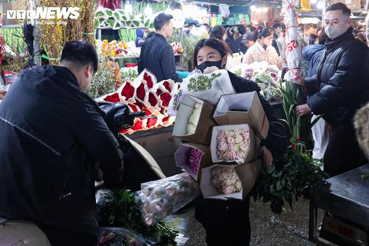 Chị Thu Hà (phường Vĩnh Hưng) cho biết, chợ hoa Quảng An gần như có đầy đủ các loại hoa đang được bày bán trên thị trường, thậm chí nhiều mặt hàng chỉ xuất hiện tại đây do được nhập từ các tỉnh, thành trong nước và cả nước ngoài. “Đến đây tôi có thể thoải mái lựa chọn, thích loại nào thì mua loại đó, rất tiện lợi. Trong khi giá cũng phải quá đắt”, chị nói.