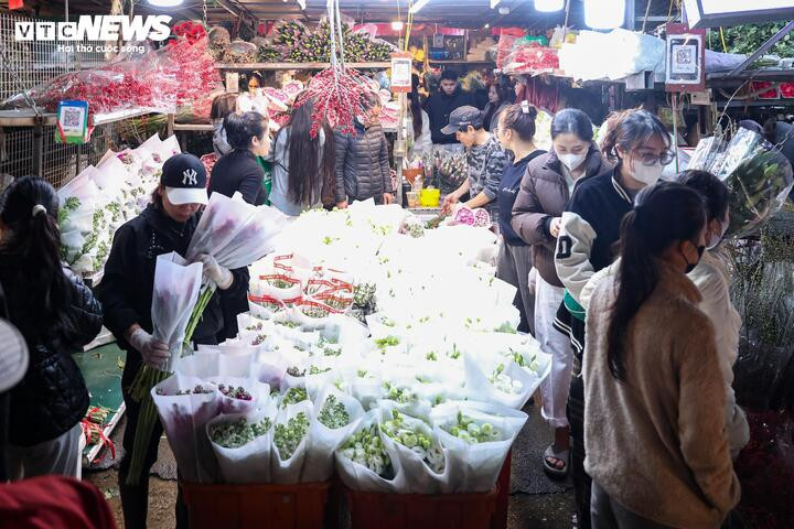 Biển người đi sắm Tết, chợ hoa lớn nhất miền Bắc tấp nập suốt đêm - 5