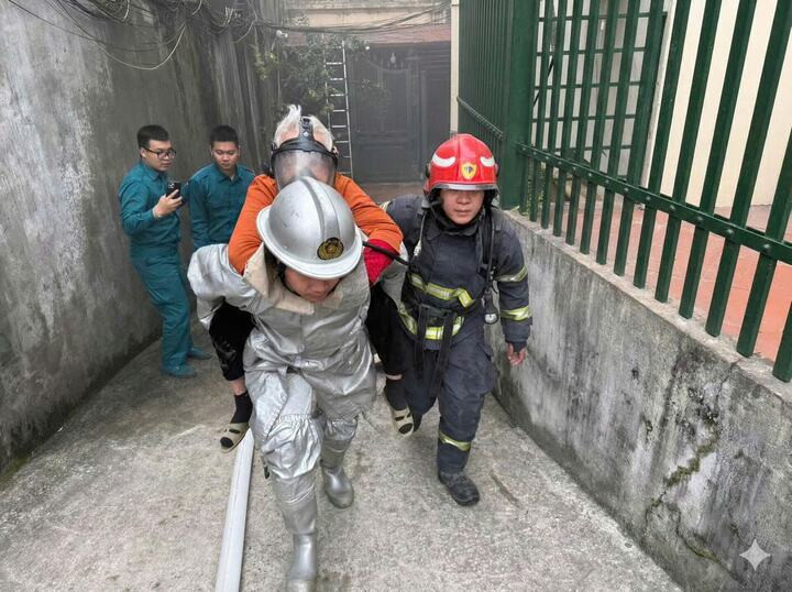 Cảnh sát cứu 2 người thoát khỏi đám cháy an toàn.