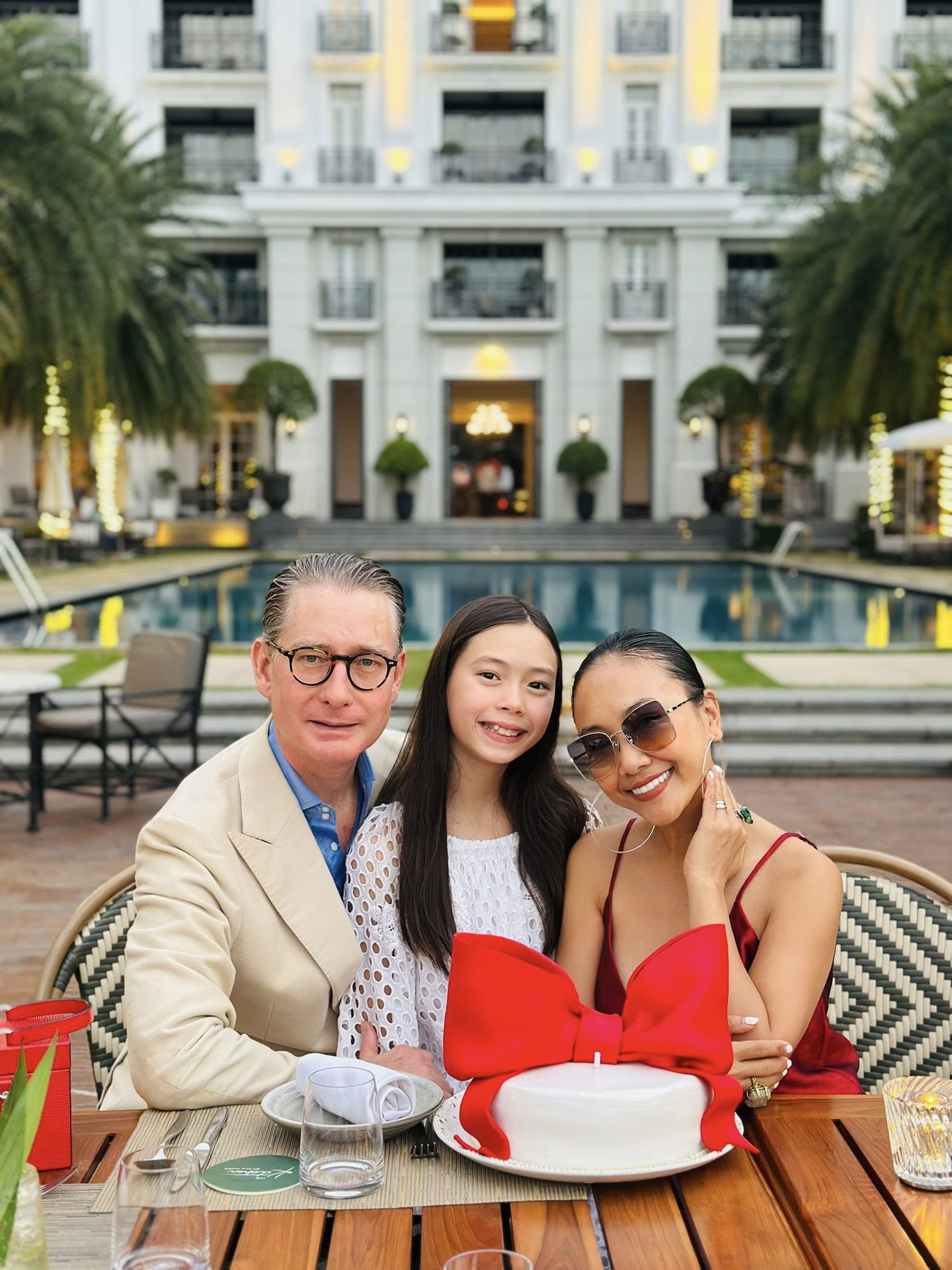 Chồng Tây của Đoan Trang đón tuổi mới bên vợ con - Ảnh 8.