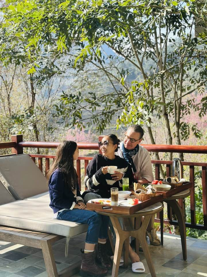 Chồng Tây của Đoan Trang đón tuổi mới bên vợ con - Ảnh 4.