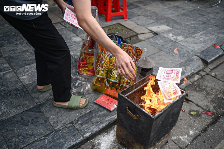 Sau khi cúng tất niên xong có bắt buộc phải hóa vàng ngay không là băn khoăn của nhiều gia đình dịp Tết. (Ảnh: Đắc Huy)