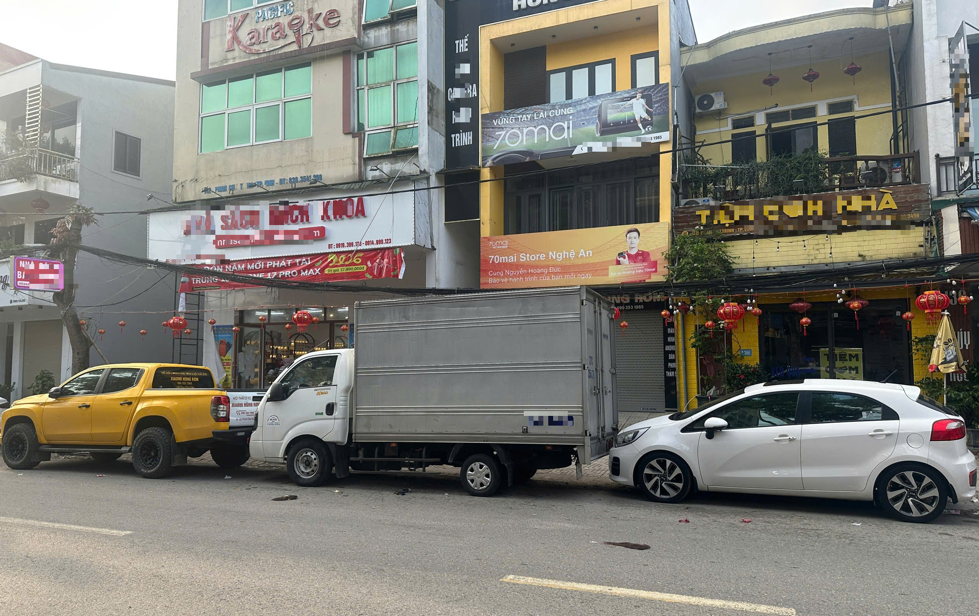 Đỗ xe chắn cửa hàng ngày Tết, gây tranh cãi chưa dứt - Ảnh 1.