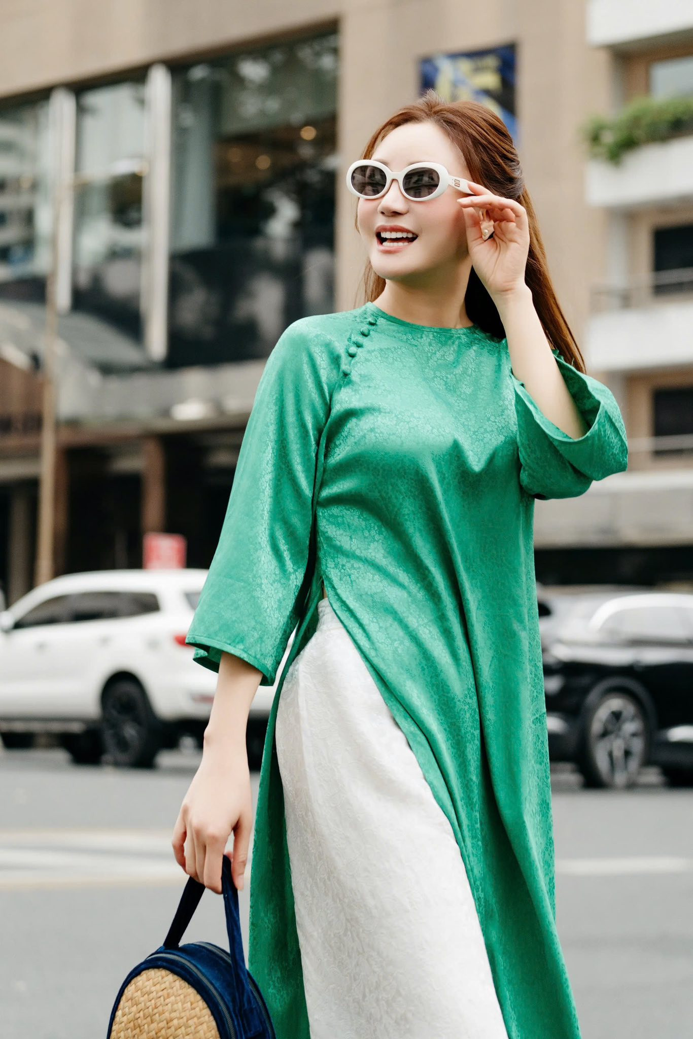 Fan thích thú với cách chọn áo dài Tết là 2 gam màu đối lập của ca sĩ Vy Oanh插图 Vy Oanh tỏa sáng với áo dài Tết Hai gam màu đối lập 2026 - Ảnh 2.