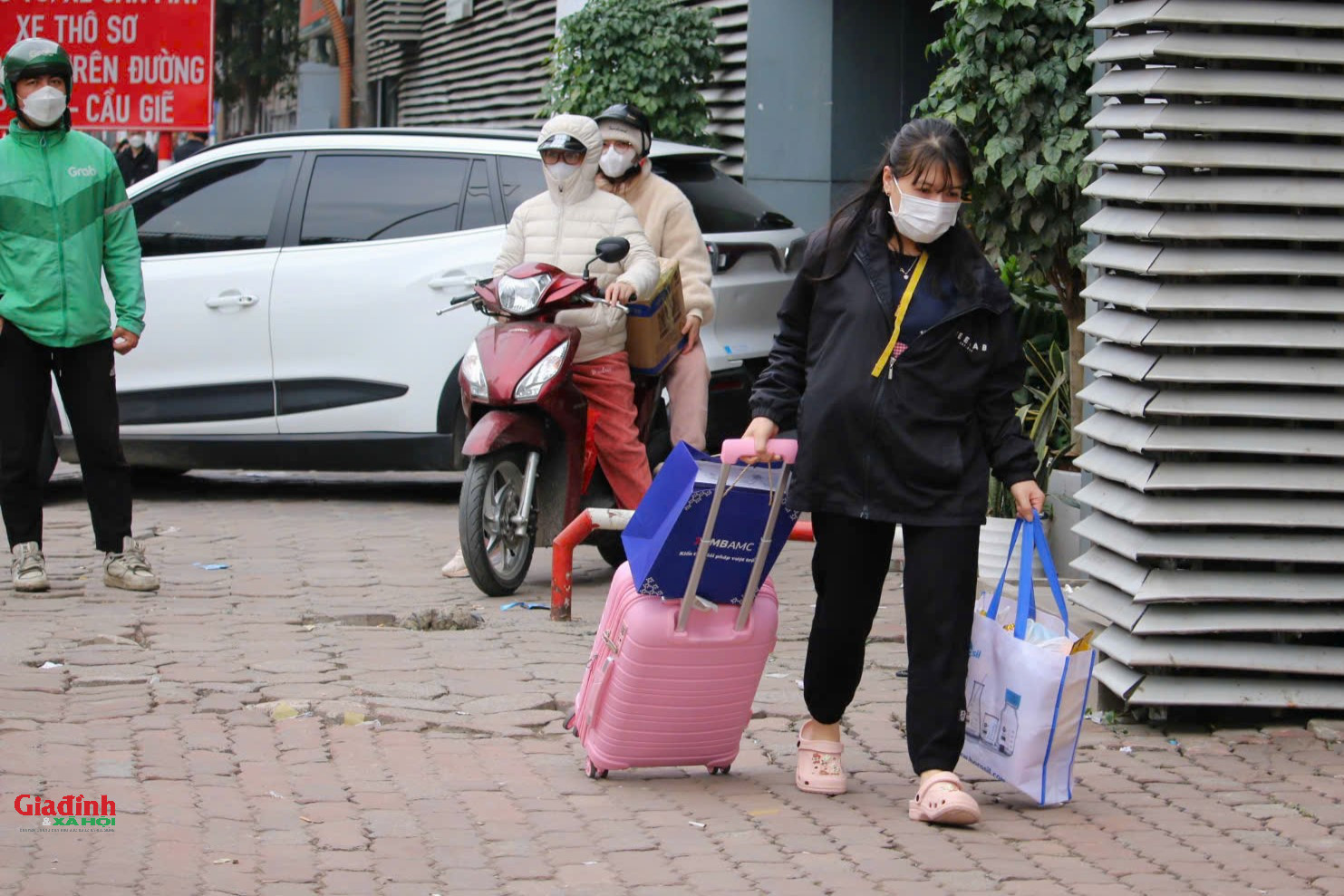 Hà Nội: Người dân 'tay xách nách mang' về quê đón Tết, cửa ngõ Thủ đô ùn tắc - Ảnh 8.