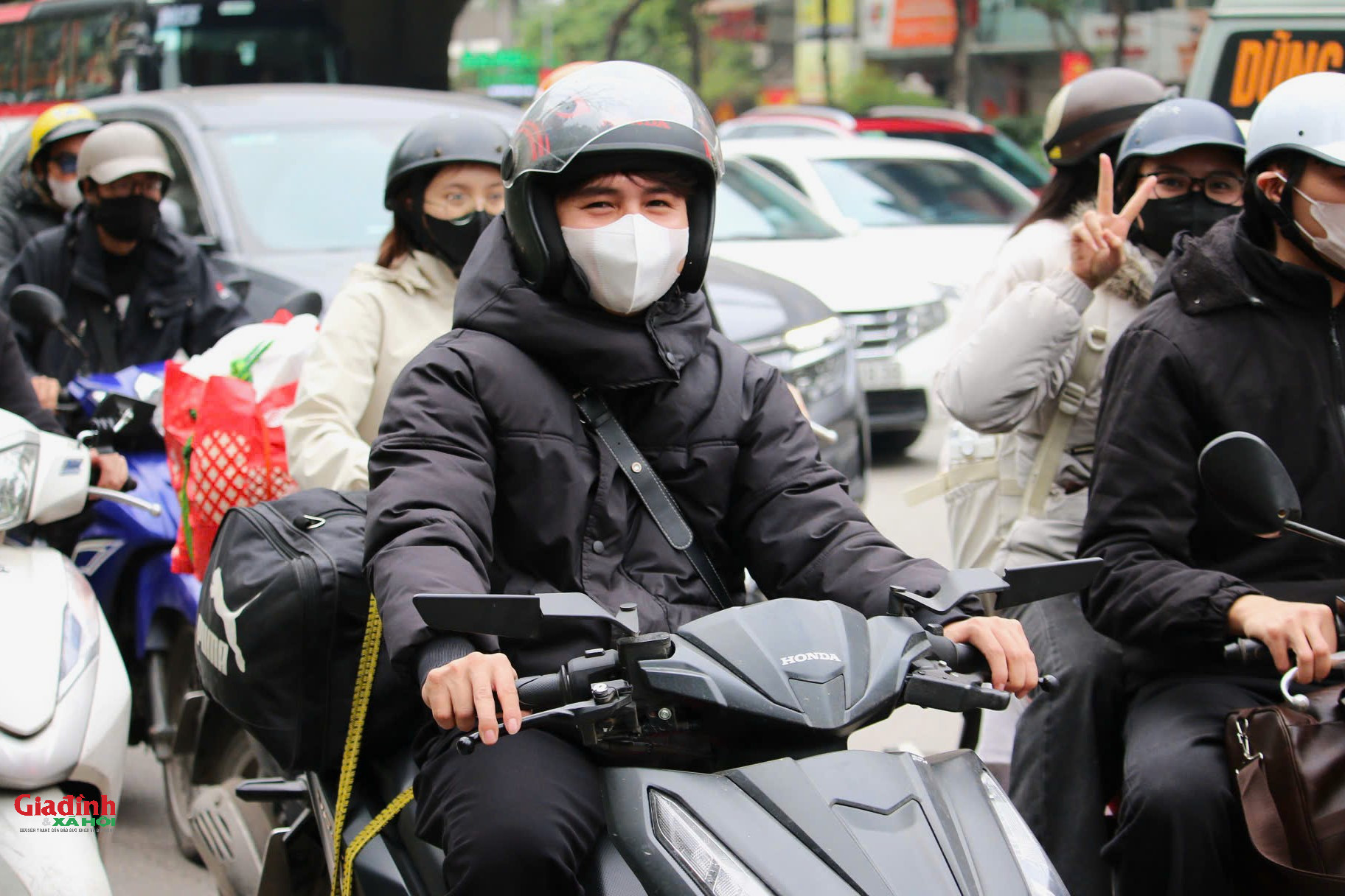 Người dân ‘tay xách nách mang’ về quê đón Tết, cửa ngõ Thủ đô ùn tắc插图3 Hà Nội: Người dân 'tay xách nách mang' về quê đón Tết, cửa ngõ Thủ đô ùn tắc - Ảnh 4.