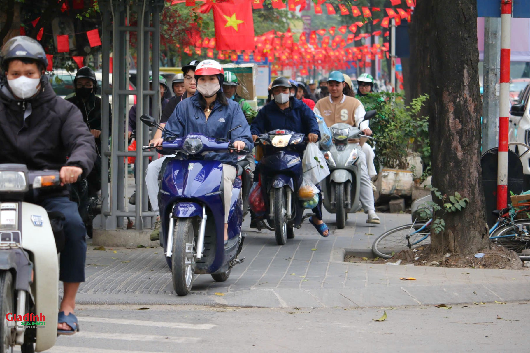 Hà Nội: Người dân 'tay xách nách mang' về quê đón Tết, cửa ngõ Thủ đô ùn tắc - Ảnh 3.