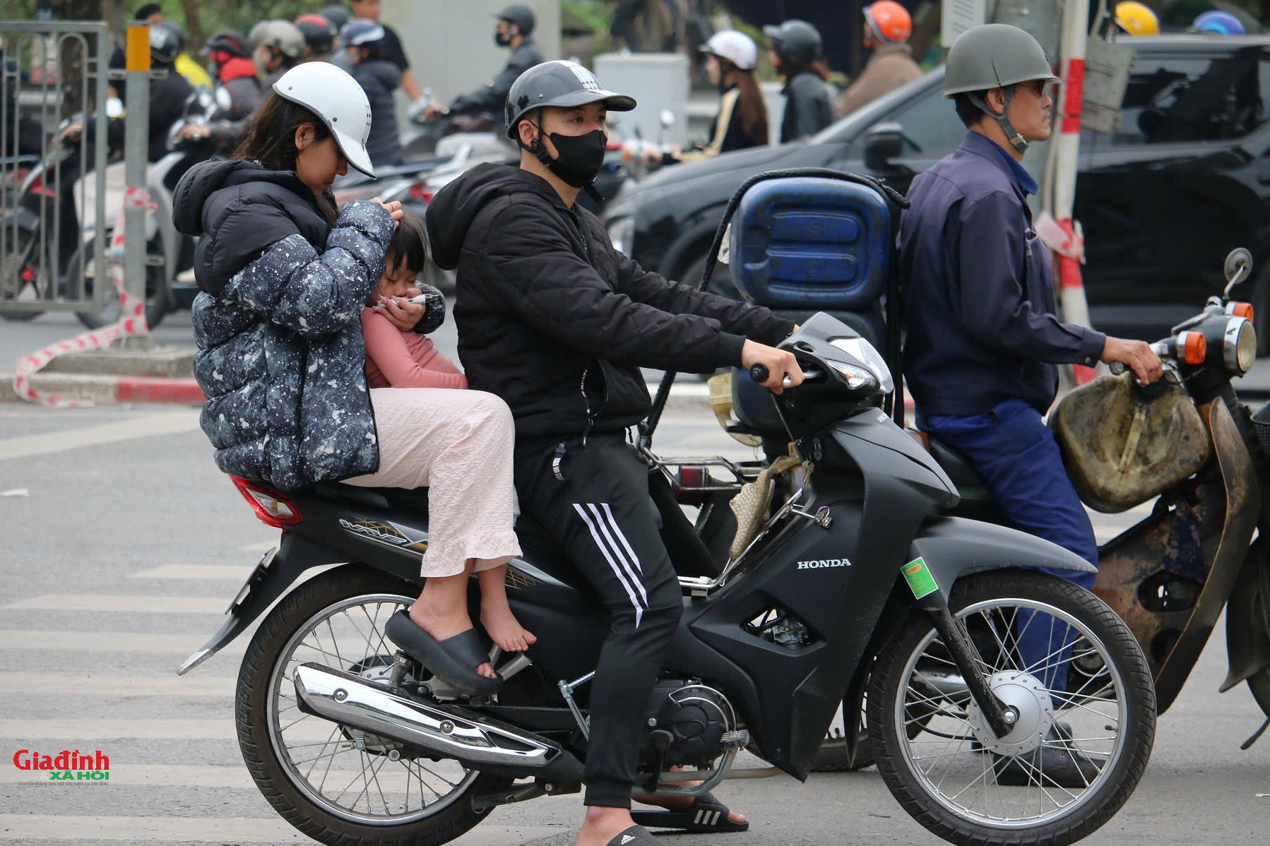 Hà Nội: Người dân 'tay xách nách mang' về quê đón Tết, cửa ngõ Thủ đô ùn tắc - Ảnh 12.