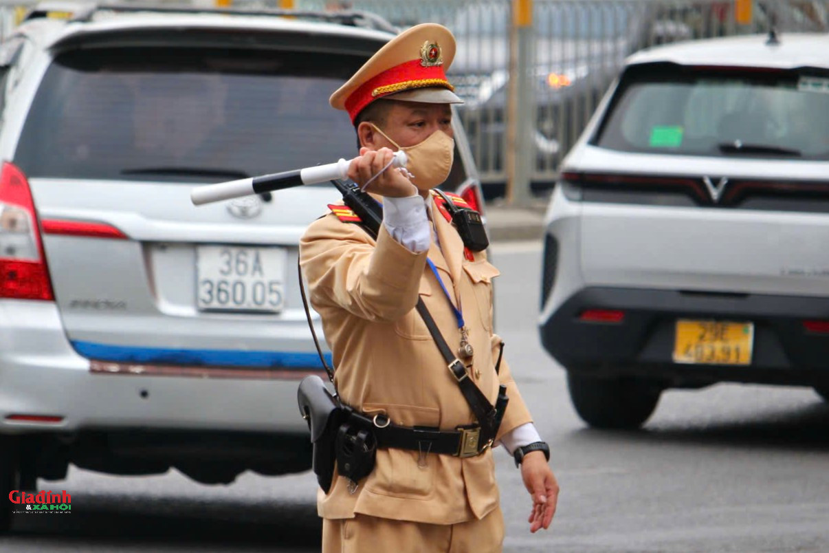 Hà Nội: Người dân 'tay xách nách mang' về quê đón Tết, cửa ngõ Thủ đô ùn tắc - Ảnh 13.