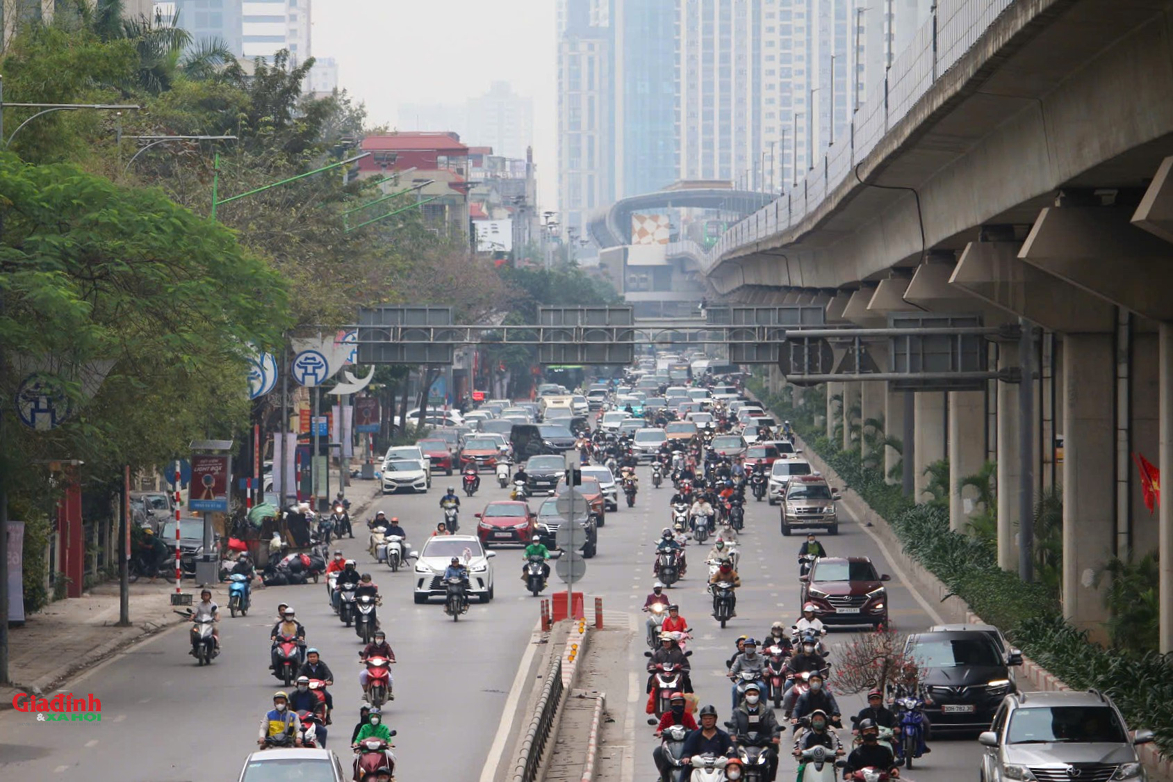 Người dân ‘tay xách nách mang’ về quê đón Tết, cửa ngõ Thủ đô ùn tắc插图1 Hà Nội: Người dân 'tay xách nách mang' về quê đón Tết, cửa ngõ Thủ đô ùn tắc - Ảnh 2.