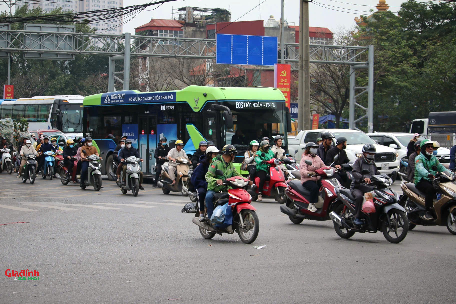 Hà Nội: Người dân 'tay xách nách mang' về quê đón Tết, cửa ngõ Thủ đô ùn tắc - Ảnh 7.