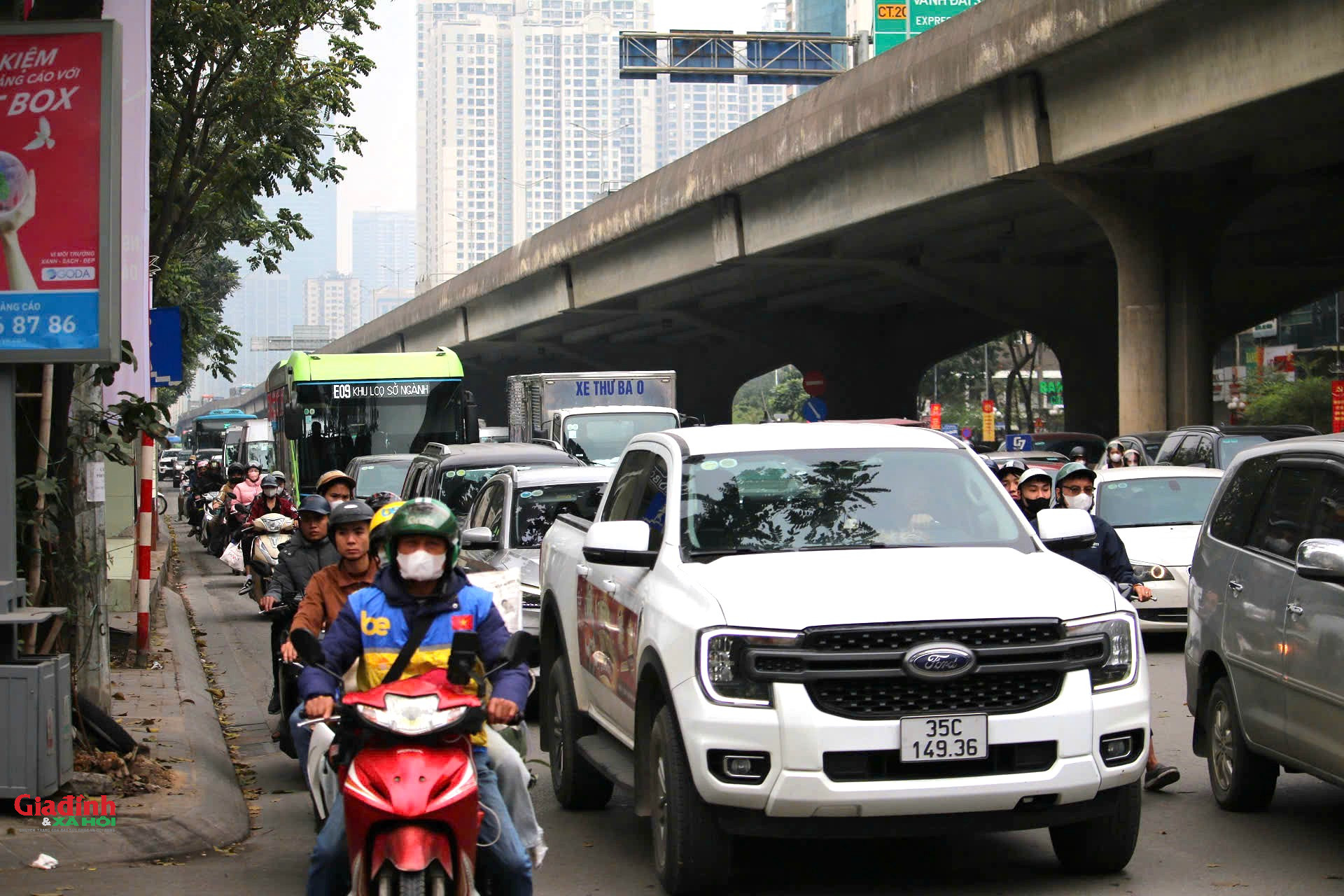 Hà Nội: Người dân 'tay xách nách mang' về quê đón Tết, cửa ngõ Thủ đô ùn tắc - Ảnh 1.