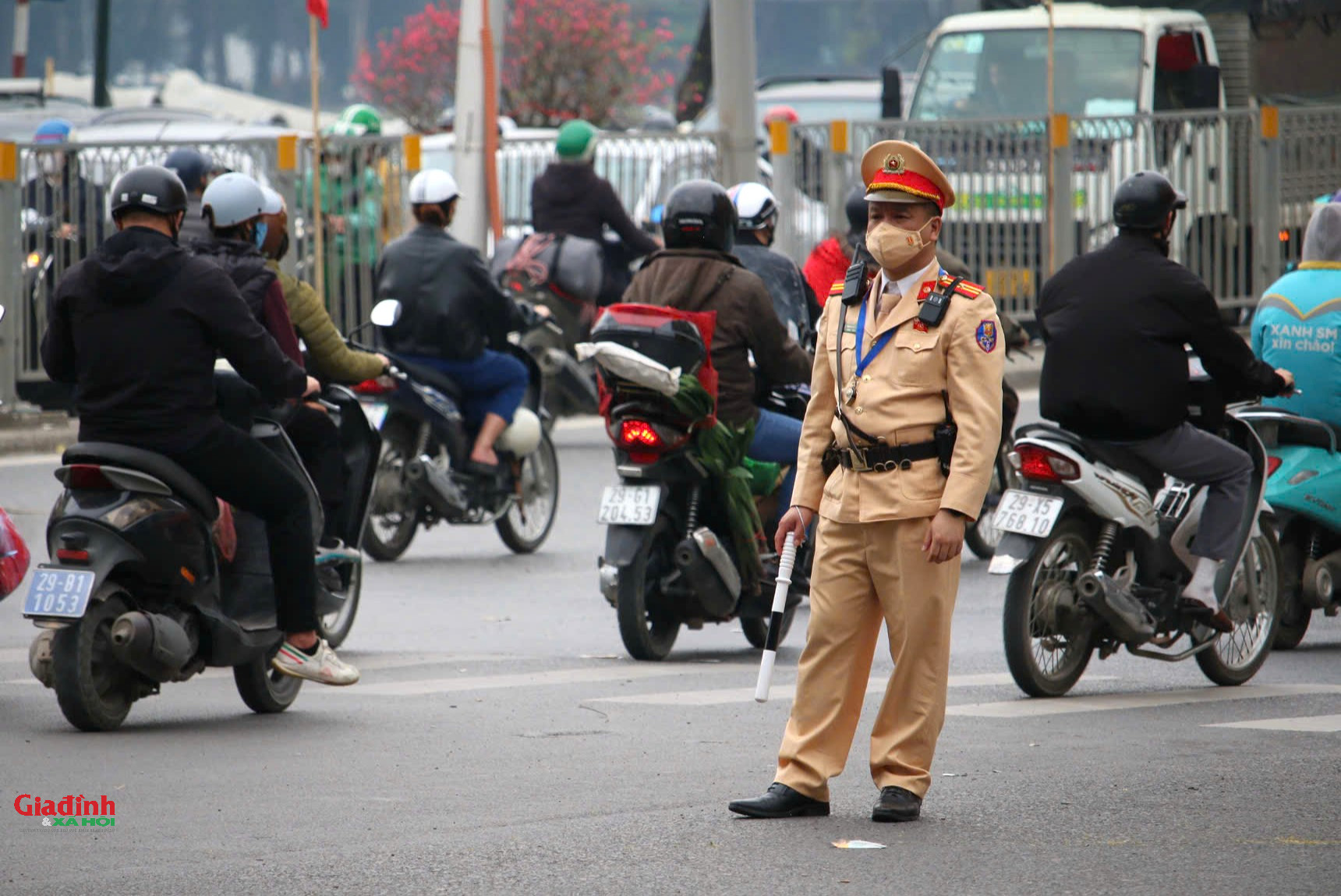 Người dân ‘tay xách nách mang’ về quê đón Tết, cửa ngõ Thủ đô ùn tắc插图7 Hà Nội: Người dân 'tay xách nách mang' về quê đón Tết, cửa ngõ Thủ đô ùn tắc - Ảnh 11.