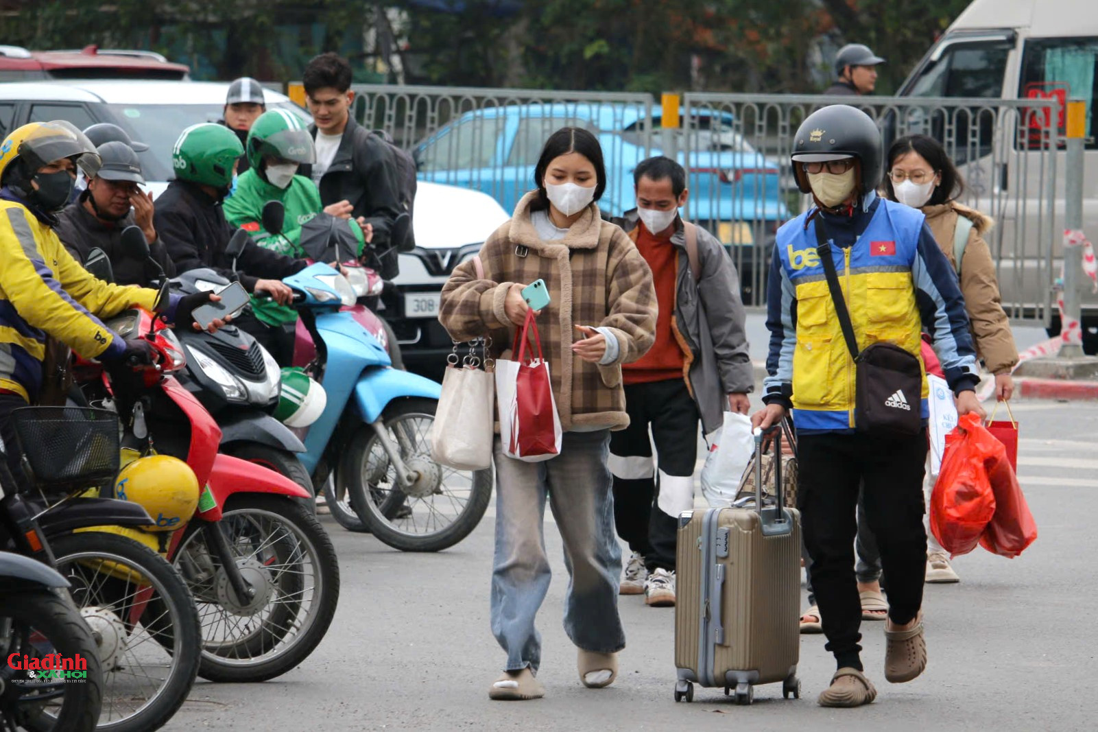 Hà Nội: Người dân 'tay xách nách mang' về quê đón Tết, cửa ngõ Thủ đô ùn tắc - Ảnh 10.