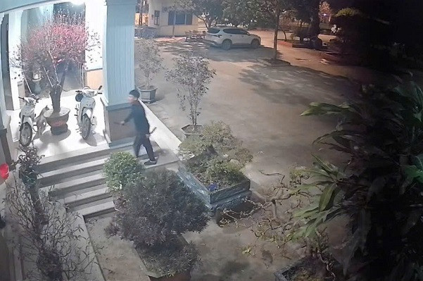 Nam thanh niên cầm 2 con dao đột nhập vào trụ sở công an quậy phá - Ảnh 1.